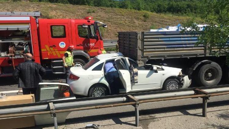 Otomobil TIRın altına girdi: 2 yaralı