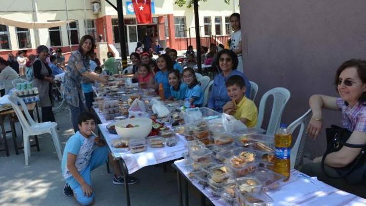 Öğrencilerden Mehmetçik Vakfı yararına kermes