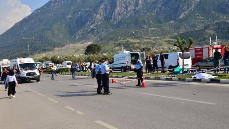 Otomobil refüjde çalışan işçilerin arasına daldı: 3 ölü, 1 yaralı