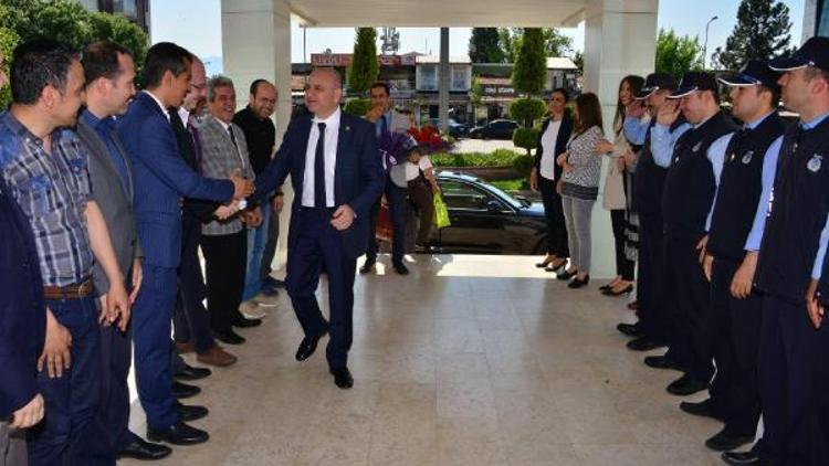 Başkan Saraoğlu belediye personeli ile vedalaştı