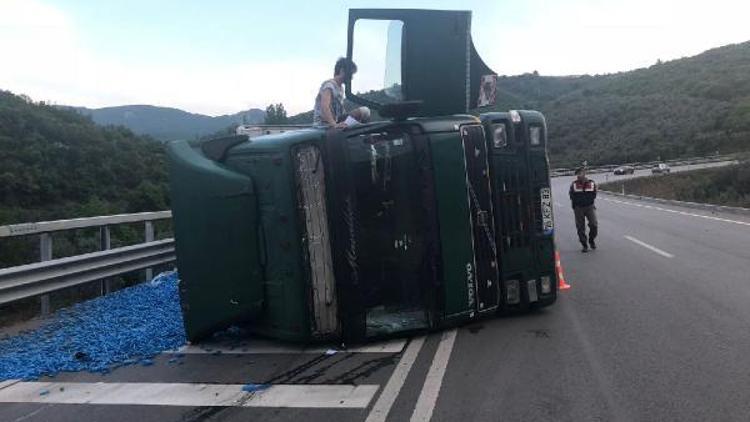 Plastik hammaddesi taşıyan TIR devrildi: 1 yaralı