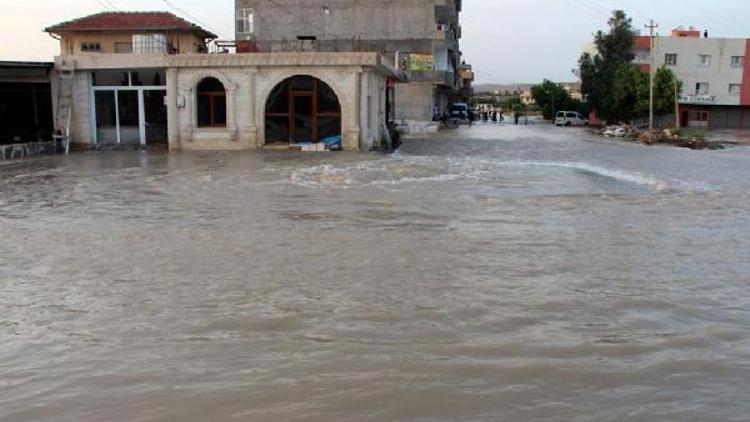 Nusaybinde su borusu patladı, yolar göle döndü