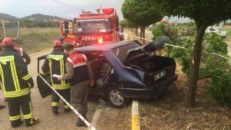 Refüjdeki ağaçlara çarpan otomobilin sürücüsü öldü