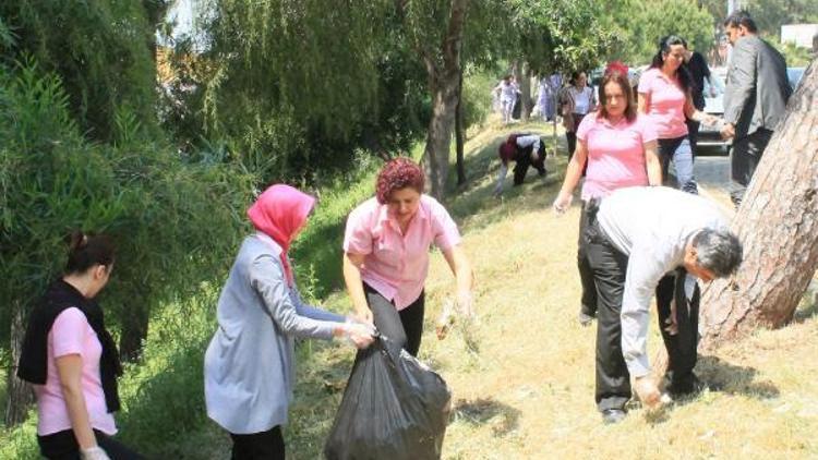 Hastane bahçesinde boş içki şişeleri toplandı