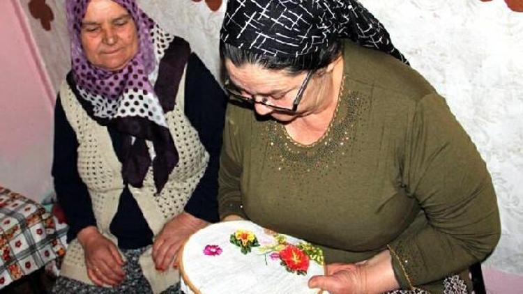 Yaptıkları el işlerini şehit ve gazi ailelerine hediye ettiler