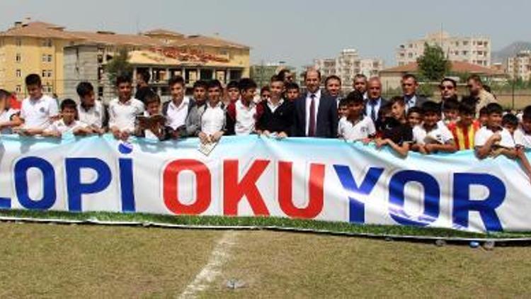 Silopide binlerce öğrenci stadyumda kitap okudu