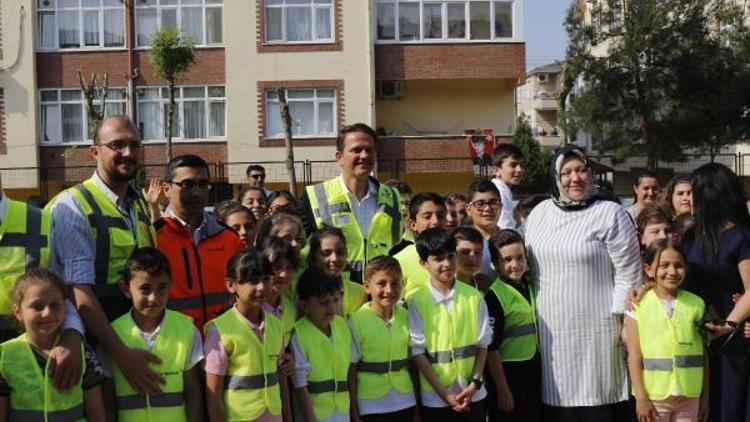 Çocuklara, trafikte fark edilmeleri için reflektörlü yelek