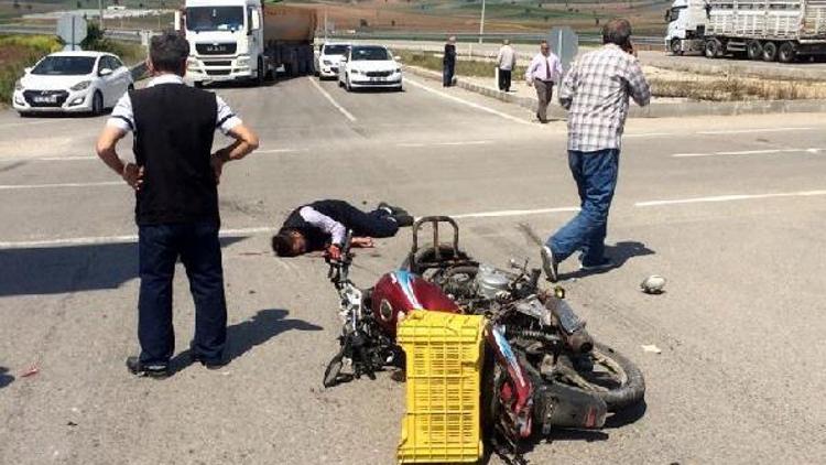 TIR çarpan, kasksız motosikletli ağır yaralandı