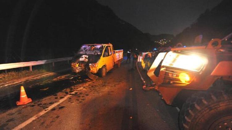 Trabzonda askeri araç ile kamyonet çarpıştı: 3 yaralı