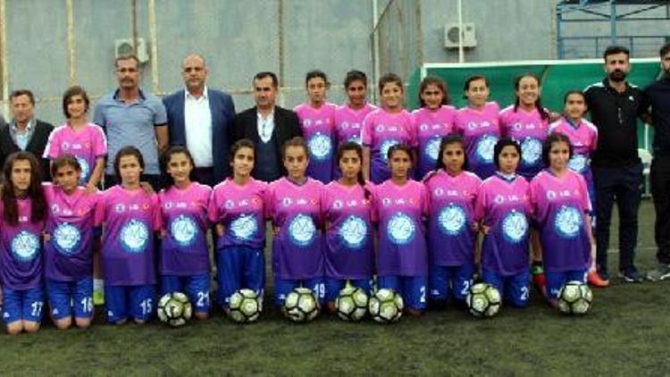 İzmirden, Nusaybin Gençlik Spor Kulübü Bayan Futbol Takımına forma