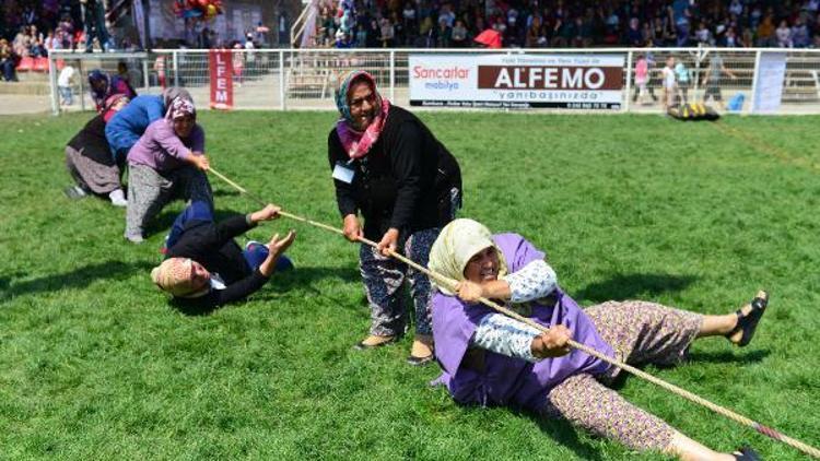 Kadınlar yarışmada kasa taşıdı, domates yiyip, halat çekti