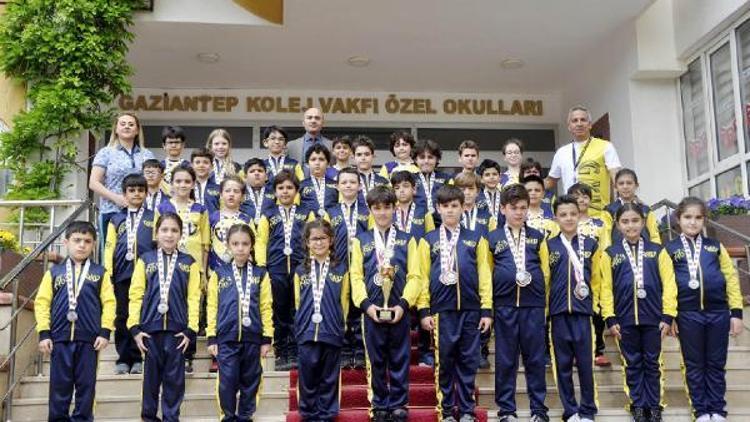 Gaziantep Kolej Vakfı yüzücülerine madalya yağdı