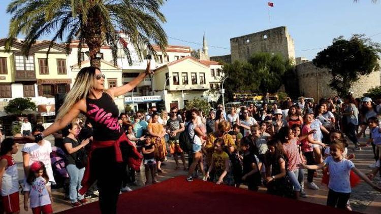 Çeşme, Dünya Dans Gününü zumba ile kutladı