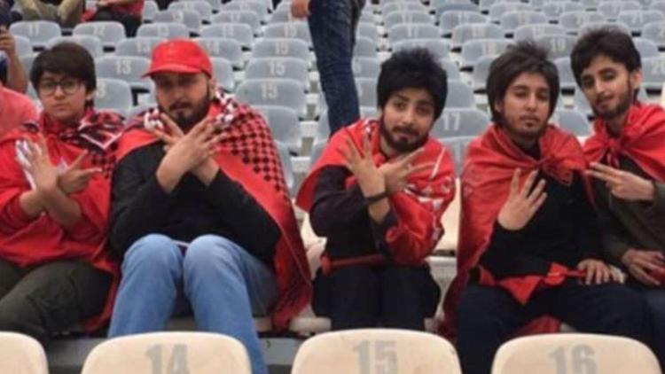 İranlı kadınlar erkek kılığında maça girdi