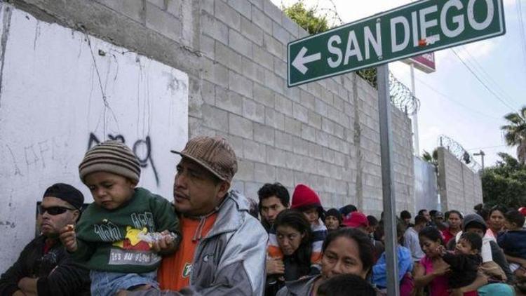 100den fazla göçmenden oluşan kafile ABD-Meksika sınırında durduruldu