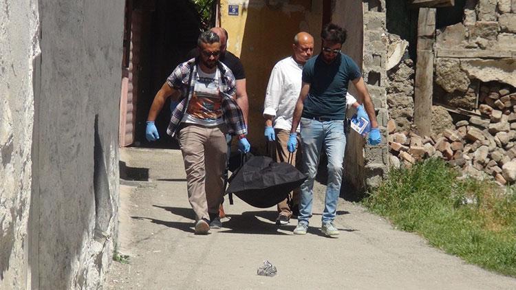 40 yıllık eşini kafasına çekiçle vurarak öldürdü