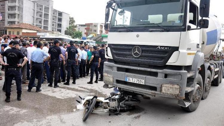 Motosiklet beton mikserinin altında kaldı; sürücü öldü