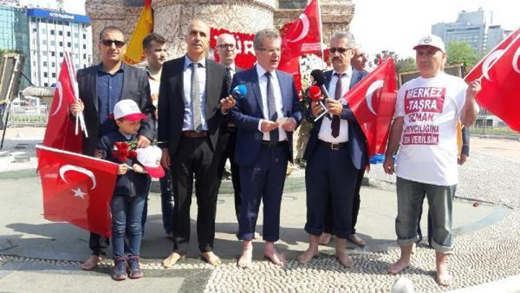 Sendikalar Taksimde...(2) Çıplak ayakla anıta çelenk bıraktılar