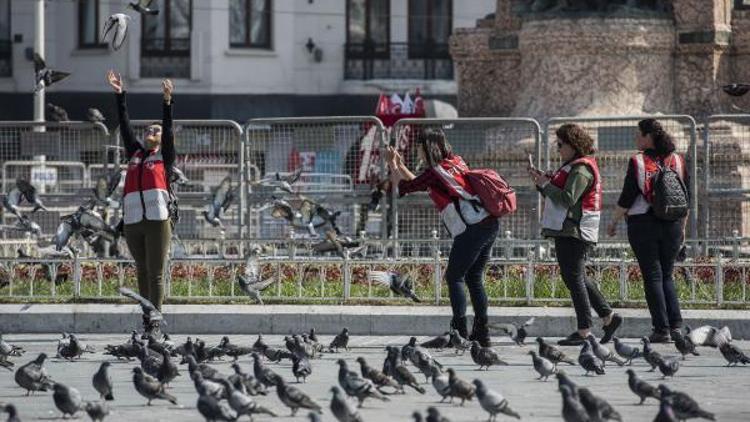 Polisler Taksim Meydanında güvercinlerle vakit geçirdi