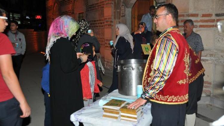 Akşehir Belediyesi camilerde ballı süt dağıttı