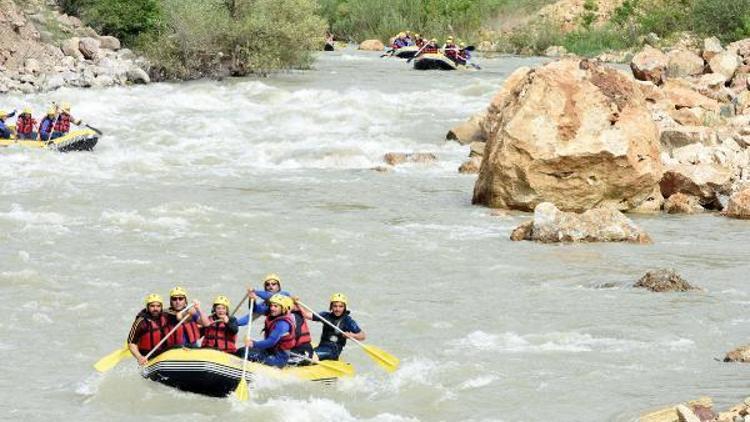 Kaymakam, işçilerle rafting ve piknik yaparak 1 Mayısı kutladı