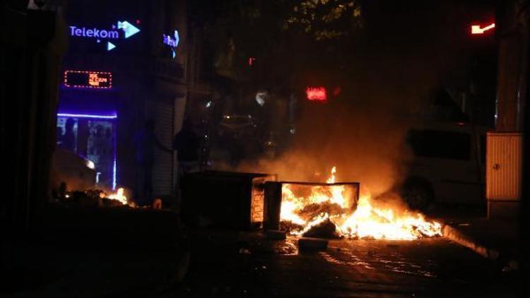 Çöp konteynırlarını devirip ateşe veren gruba polis müdahalesi