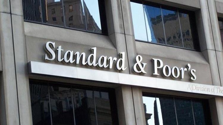 Standard & Poors Türkiyenin kredi notunu düşürdü