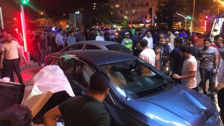 Adanada zincirleme trafik kazası: 5 yaralı
