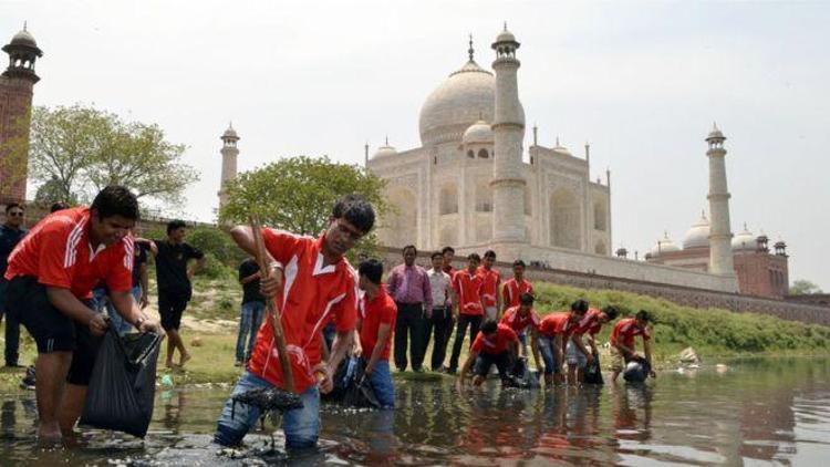 Hindistan renk değiştiren Tac Mahal için çare arıyor