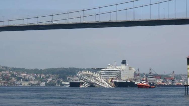 Ek fotoğraflar //  Dev gemi İstanbul Boğazından geçiyor