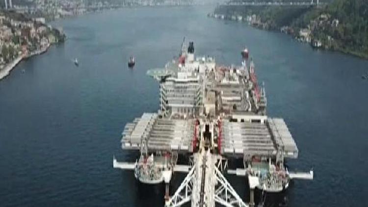 (Havadan fotoğraflarıyla) - Dev gemi İstanbul Boğazından geçiyor