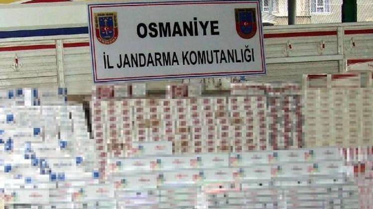 Jandarmadan kaçan minibüsten 420 paket gümrük kaçağı sigara çıktı