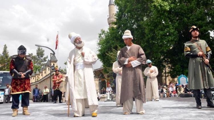 Mevlananın Karamandan Konyaya göçü canlandırıldı