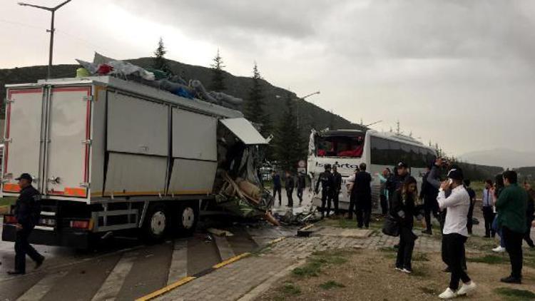 Ispartada kamyonla yolcu otobüsü çarpıştı: 7 yaralı