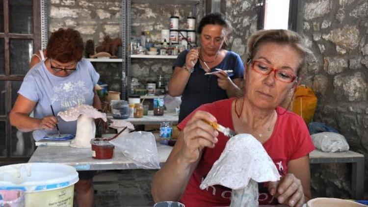 Bodrumlu sanatçılar Datçada seramikten mantar yapıyor