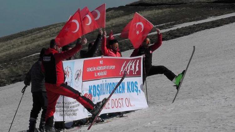 Mayıs ayında, Kurtik Dağında kayak yapıyorlar