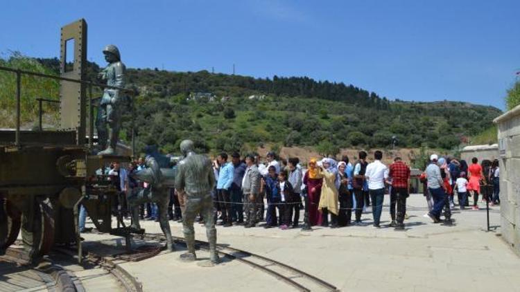 Öğrenciler ve belediye çalışanları, Çanakkaleden döndü