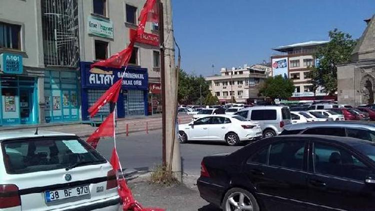 Kayseride Saadet Partisi seçim bürosundaki bayraklar indirildi