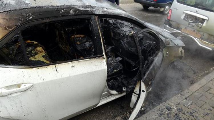 Trabzon’da park halindeki otomobil yandı