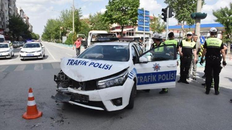 Bakan Eroğlunun konvoyunda kaza: 1 öğrenci ve 2 polis yaralı