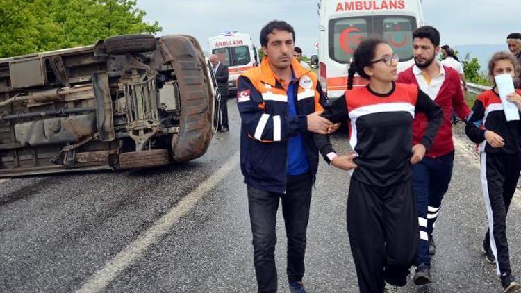 Voleybolcu öğrencilerin minibüsü devrildi: 13 yaralı