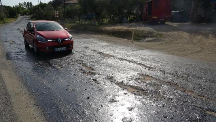 Edremit-Yenice karayolunda sıcak nedeniyle asfalt eridi