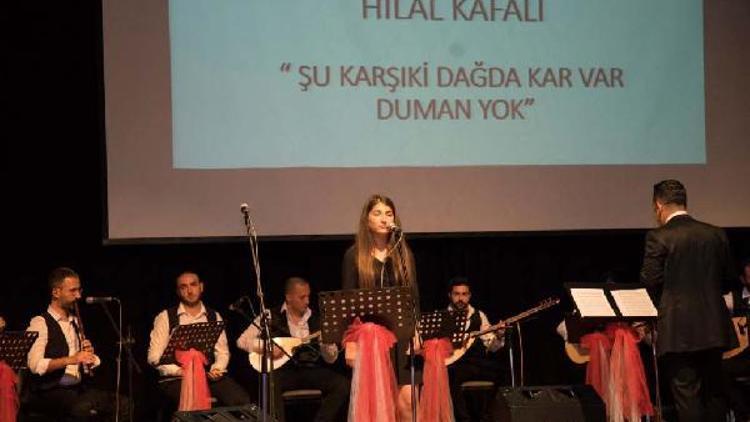 Lise öğrencileri türkü söyleyerek yarıştı