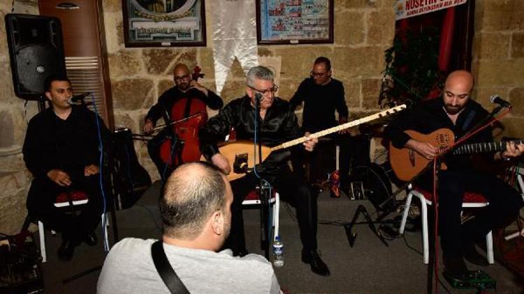 Tarihi konakta, bağlama dinletisi