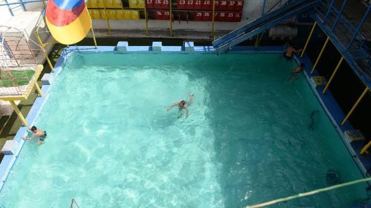 Kaçak eczane arkasında Suriyeli çocuklara özel havuz şaşırttı
