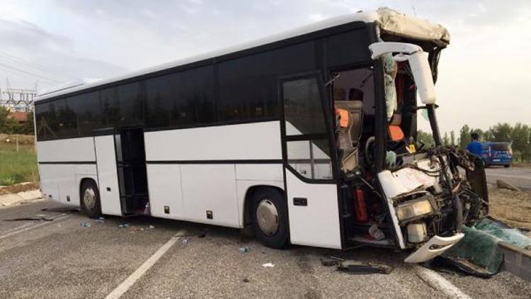 Tur otobüsü, park halindeki TIRa çarptı: 1 ölü, 46 yaralı