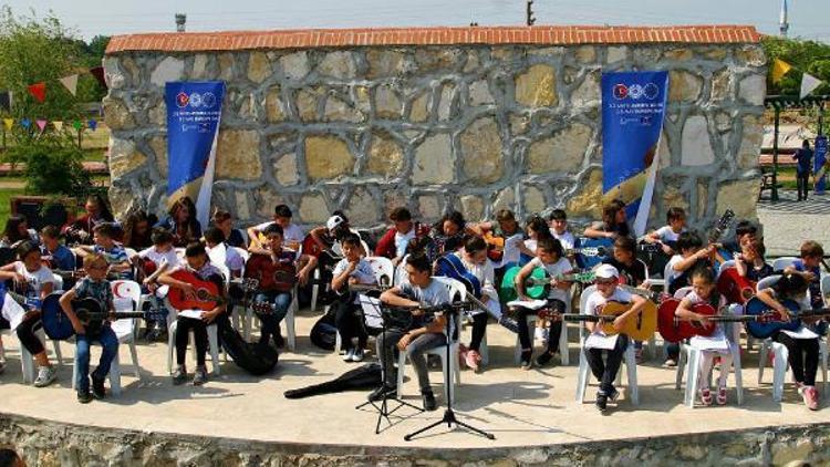 Gitar ve keman kursuna katılan kursiyerler ilk sahne deneyimlerini yaşadı