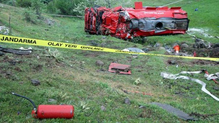 Yangına giden itfaiye aracı uçuruma yuvarlandı: 1 ölü, 1 yaralı