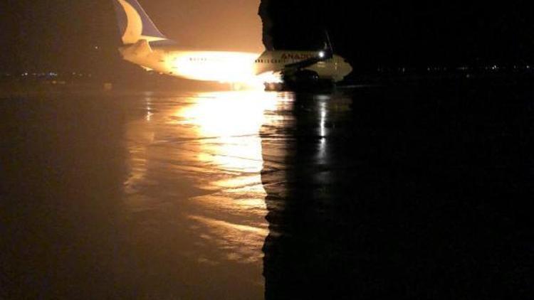 Erzurum Havalimanında korkutan olay: Uçağın motorundan alev uzadı