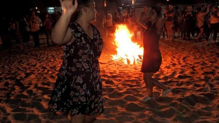 Çeşmede Hıdırellez ateşi plajda yandı, dilekler kuma yazıldı